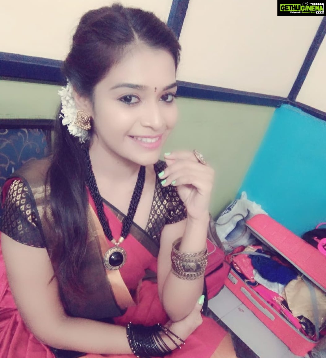 Dharsha Gupta Instagram - Ready for shoot❤️🖤 #suntv #suntvserials #suntvserial #minnale