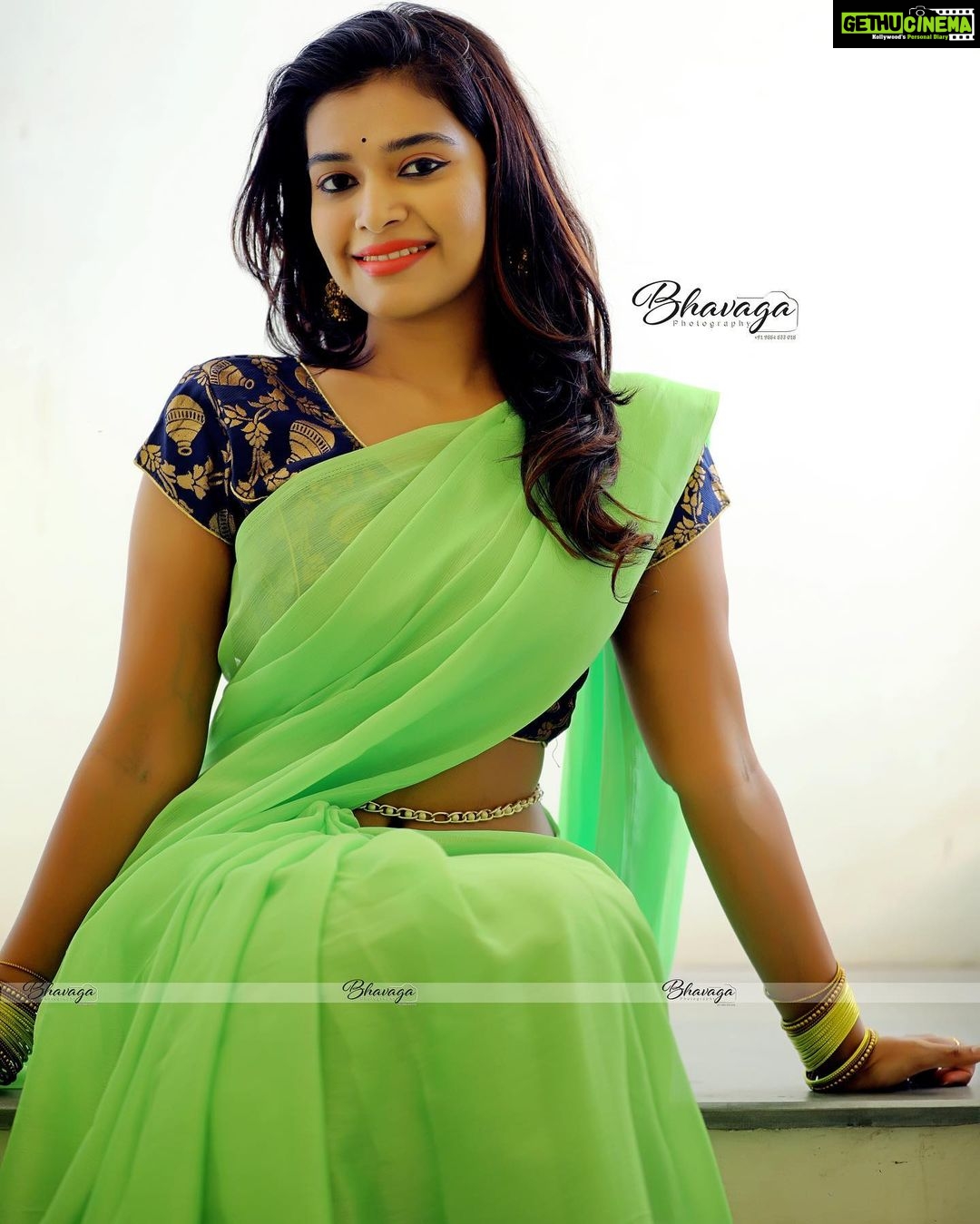 Dharsha Gupta Instagram - Gudnyt ππ P.C.- @bhavaga_photography . . . . . . . . . . . . . . #photography #photooftheday #photographer #photoshoot #picoftheday #pic #pictureoftheday #pictures #saree #sareeblousedesigns #sareelove #green #blue #suntv #suntvserial #suntvserials