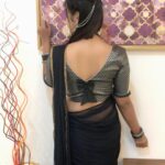 Dharsha Gupta Instagram - Awesome blouse 🖤 for my vijaytv new serial Blouse designer- @feathersurabi.ds Jewellery- @theshoppingtree_insta . . . . . #senthoorapoove #vijaytv #newserial #comingsoon