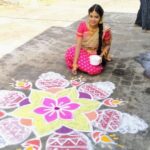Dharsha Gupta Instagram - ❤️இனிமை பொங்க என்றும் உங்கள் வீட்டில் மகிழ்ச்சி பொங்க பொங்கலோ... பொங்கல் வாழ்த்துகள்❤️ Costume- @feathersurabi.ds . . . . . . . . . . . #pongal #happypongal #traditional #thavani #halfsaree #saree #sareeblousedesigns #sareelove #pink #happy #happyme #positivevibes #positive