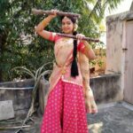 Dharsha Gupta Instagram - ❤️இனிமை பொங்க என்றும் உங்கள் வீட்டில் மகிழ்ச்சி பொங்க பொங்கலோ... பொங்கல் வாழ்த்துகள்❤️ Costume- @feathersurabi.ds . . . . . . . . . . . #pongal #happypongal #traditional #thavani #halfsaree #saree #sareeblousedesigns #sareelove #pink #happy #happyme #positivevibes #positive
