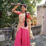 Dharsha Gupta Instagram – ❤️இனிமை பொங்க என்றும் உங்கள் வீட்டில் மகிழ்ச்சி பொங்க பொங்கலோ… பொங்கல் வாழ்த்துகள்❤️
Costume- @feathersurabi.ds .
.
.
.
.
.
.
.
.
.
.
#pongal #happypongal #traditional #thavani #halfsaree #saree #sareeblousedesigns #sareelove #pink #happy #happyme #positivevibes #positive