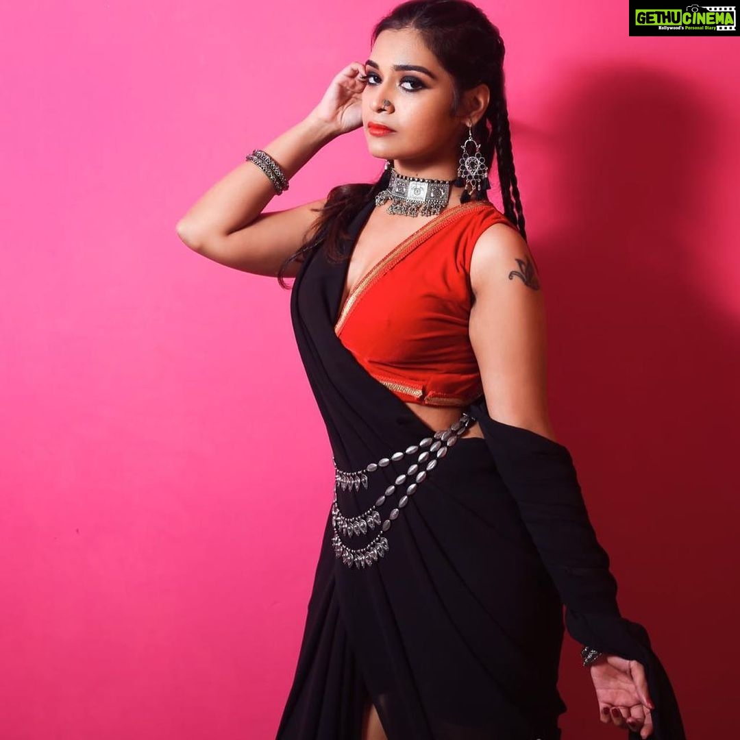 Dharsha Gupta Instagram - Gudmrng chelmzzzz ❤️🖤❤️🖤 Costume- @feathersurabi.ds M&H - @colorpopartist P.C.- @arvindkannan_ . . . . . . . . . . . . . . . . . . . . . . #serial #actor #life #love #loveyourself #live #photography #photography #photooftheday #photo #photographer #photoshoot #photographylovers #photos #pic #picoftheday #pictureoftheday #picture #pictures #actress