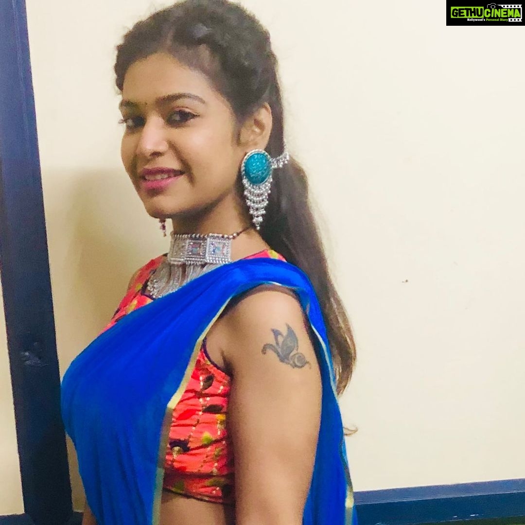 Dharsha Gupta Instagram - 💙There is only one corner of the universe you can be certain of improving, and that’s your own self💙 JEWELLERY- @theshoppingtree_insta . . . . . . . . . . . . . . . #minnaleserial #minnale #suntv #suntvserial #serial #saree #sareeblousedesigns #sareelovers #happy #happyme #positive #positivevibes #positivethinking #live #life #love #loveyourself