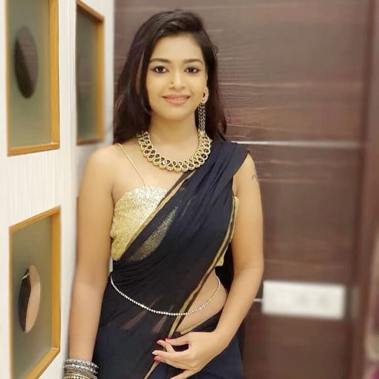 Dharsha Gupta Instagram - “Black is always elegant. It is the most complete color in the whole world, made of all the colors in the palette.” GOODMORNING ☀️🌞 . . . . . . . . . . . . #saree #sareeblousedesigns #sareelove #black #blackstar #blacklove #love #live #loveyourself #positive #positivevibes #happy #happyme #morning #morningvibes #picoftheday #pic #photooftheday #actor #model