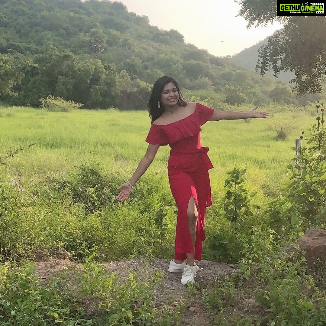 Dharsha Gupta Instagram - Gudmrng 🥰🥰 . . . . . . . . #morning #morningvibes #positivevibes #love #loveyourself #adventure #nature #naturephotography #naturelovers #red #actor #model #live #love #life