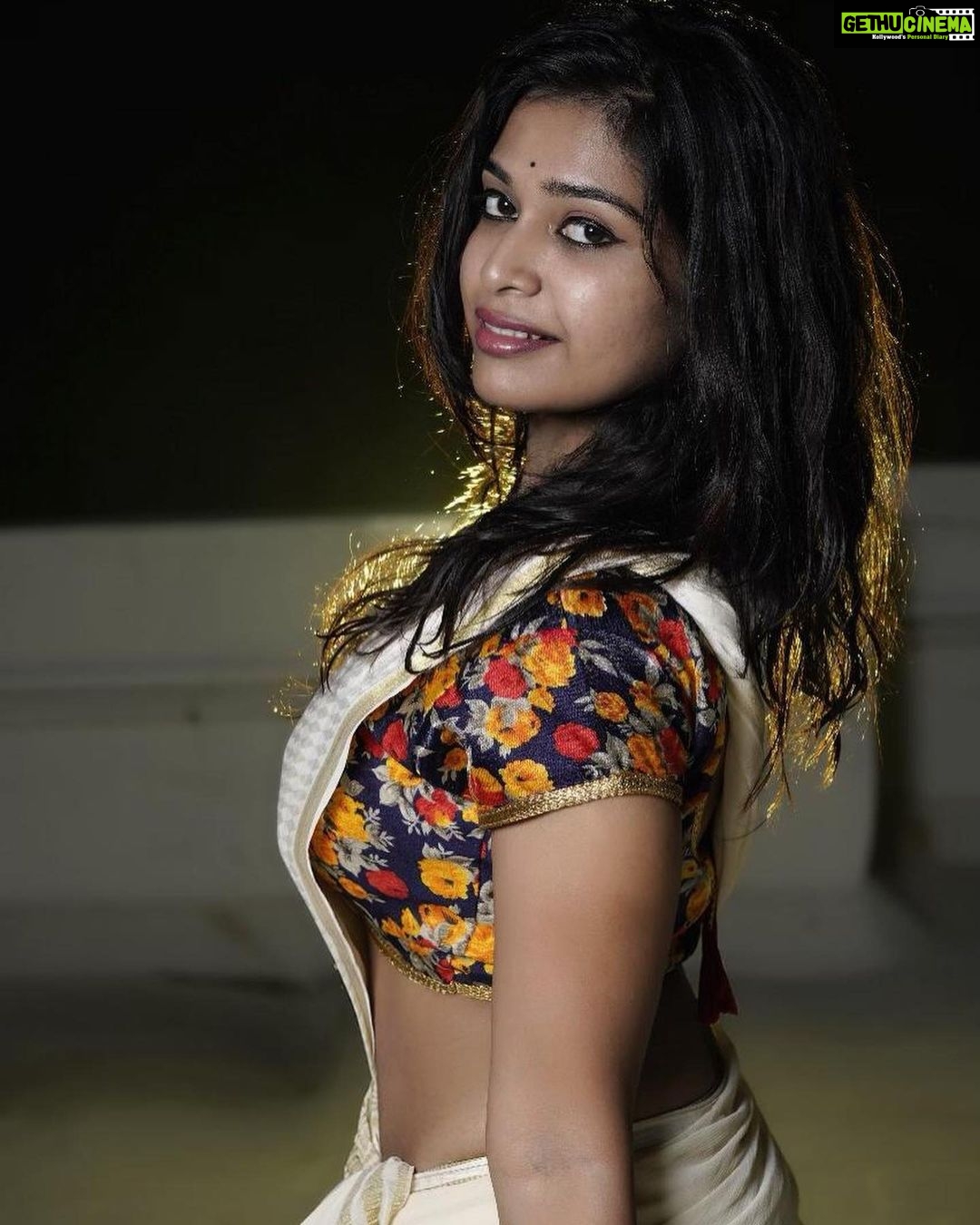 Dharsha Gupta Instagram - “Loving ourselves works miracles in our lives.” ❤️❤️❤️ Photography- @kavinjazz . . . . . . #photography #photo #night #nightphotography #photoshoot #photographer #photographylovers #actor #tamil #model #zeetamil #movie #serial #live #love #life #happy