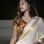 Dharsha Gupta Instagram - “Love is the soul's treasure”❤️❤️ Photography- @kavinjazz . . . . #picoftheday #picture #night #nightphotography #peace #mind #chennai #actress #mullummalarum #zeetamil #serial #model #photography #photographer #vijaytv #suntv #colours #love #live #enjoy #saree #sareeblousedesigns #sareelovers