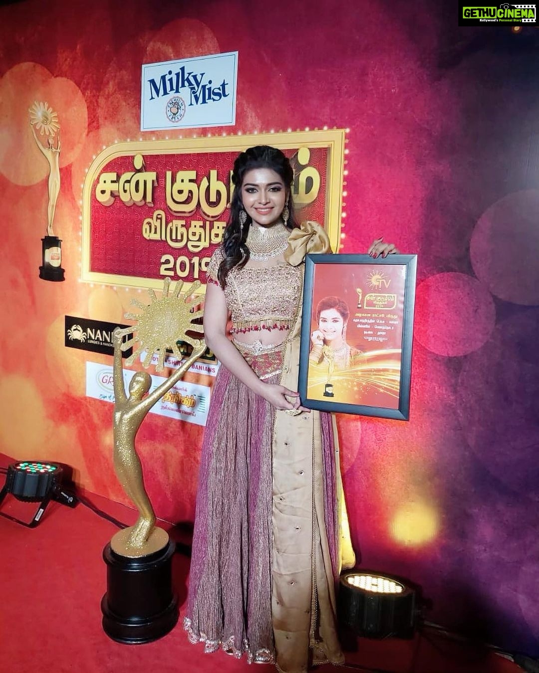Dharsha Gupta Instagram - 🏆Azhagiya Ratchasi🏆 Happiest moment in my life😘😘 Thankuuuu so much @suntv @radaan @minnale for this wonderful moment🥳🥳 . . . . . . . . . . . #suntv #suntvserialactress #suntelevisions #radaan #minnale #award #actor #model #happy #positivevibes #positive