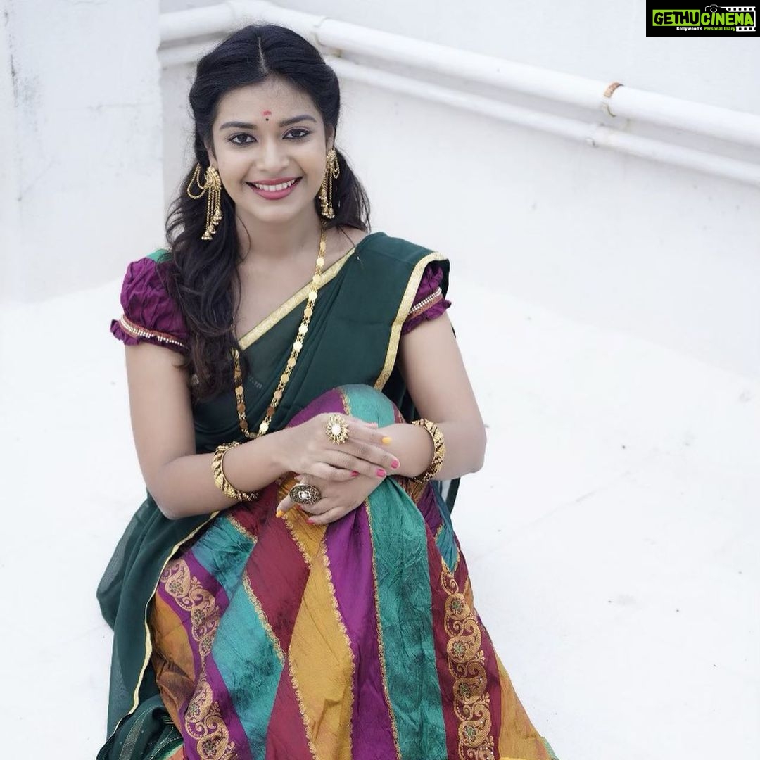 Dharsha Gupta Instagram - "Fashions fade, style is eternal." GOODEVENING loveliessssss ππππ P.C.- @kavinjazz . . . . . . . . . . #traditional #halfsaree #pattusaree #pattupavada #green #red #actor #model #positive #positivevibes #love #loveyourself #live #life Chennai, India