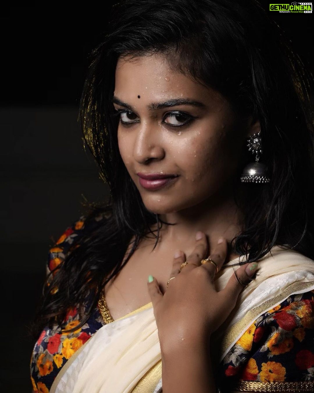 Dharsha Gupta Instagram - “Loving ourselves works miracles in our lives.” ❤️❤️❤️ Photography- @kavinjazz . . . . . . #photography #photo #night #nightphotography #photoshoot #photographer #photographylovers #actor #tamil #model #zeetamil #movie #serial #live #love #life #happy