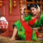 Dharsha Gupta Instagram – ❤💚அன்பு பொங்க, ஆசைகள் பொங்க, இன்பம் பொங்க, இனிமை பொங்க என்றும் உங்கள் வீட்டில் மகிழ்ச்சி பொங்க பொங்கலோ பொங்கல் வாழ்த்துகள்💚❤
Makeup- @jiyamakeupartistry 
Hairstylist- @marysbridalstudio 
Saree- @d_blossoms_saree 
Blouse- @nayaminvb
Jewelry- @chennai_jazz 
Pic- @rangoli_photography