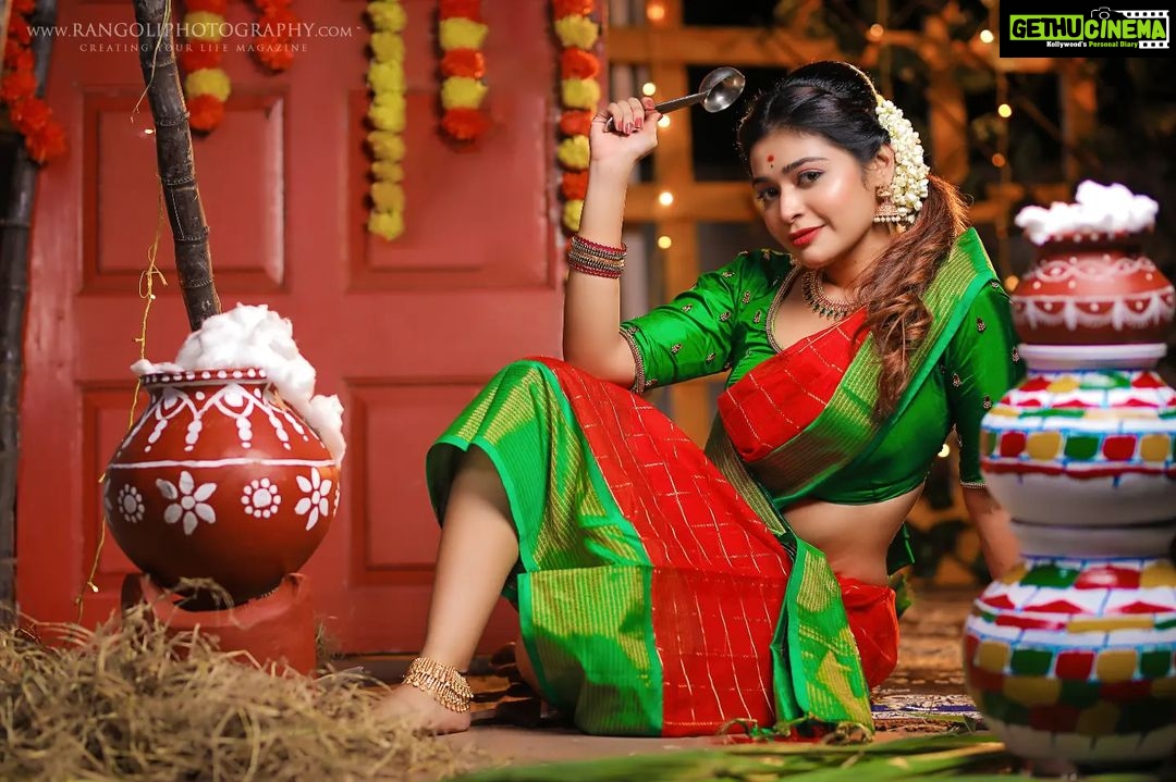 Dharsha Gupta Instagram - ❤💚அன்பு பொங்க, ஆசைகள் பொங்க, இன்பம் பொங்க, இனிமை பொங்க என்றும் உங்கள் வீட்டில் மகிழ்ச்சி பொங்க பொங்கலோ பொங்கல் வாழ்த்துகள்💚❤ Makeup- @jiyamakeupartistry Hairstylist- @marysbridalstudio Saree- @d_blossoms_saree Blouse- @nayaminvb Jewelry- @chennai_jazz Pic- @rangoli_photography