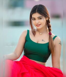 Dharsha Gupta Instagram - 💚❤தினமும் சுவாரஸ்யத்தை ஒரு ஸ்பூன்
சேர்த்துக் கொள்ளுங்கள் வாழ்க்கை ரசனை உள்ளதாக இருக்கும்❤💚
Pc- @dhanush__photography