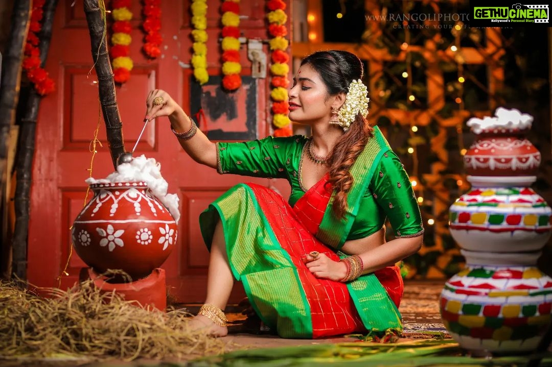 Dharsha Gupta Instagram - ❤💚அன்பு பொங்க, ஆசைகள் பொங்க, இன்பம் பொங்க, இனிமை பொங்க என்றும் உங்கள் வீட்டில் மகிழ்ச்சி பொங்க பொங்கலோ பொங்கல் வாழ்த்துகள்💚❤ Makeup- @jiyamakeupartistry Hairstylist- @marysbridalstudio Saree- @d_blossoms_saree Blouse- @nayaminvb Jewelry- @chennai_jazz Pic- @rangoli_photography