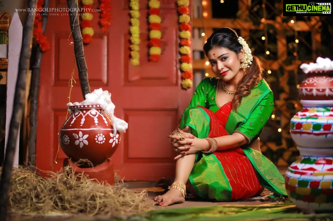 Dharsha Gupta Instagram - ❤💚அன்பு பொங்க, ஆசைகள் பொங்க, இன்பம் பொங்க, இனிமை பொங்க என்றும் உங்கள் வீட்டில் மகிழ்ச்சி பொங்க பொங்கலோ பொங்கல் வாழ்த்துகள்💚❤ Makeup- @jiyamakeupartistry Hairstylist- @marysbridalstudio Saree- @d_blossoms_saree Blouse- @nayaminvb Jewelry- @chennai_jazz Pic- @rangoli_photography