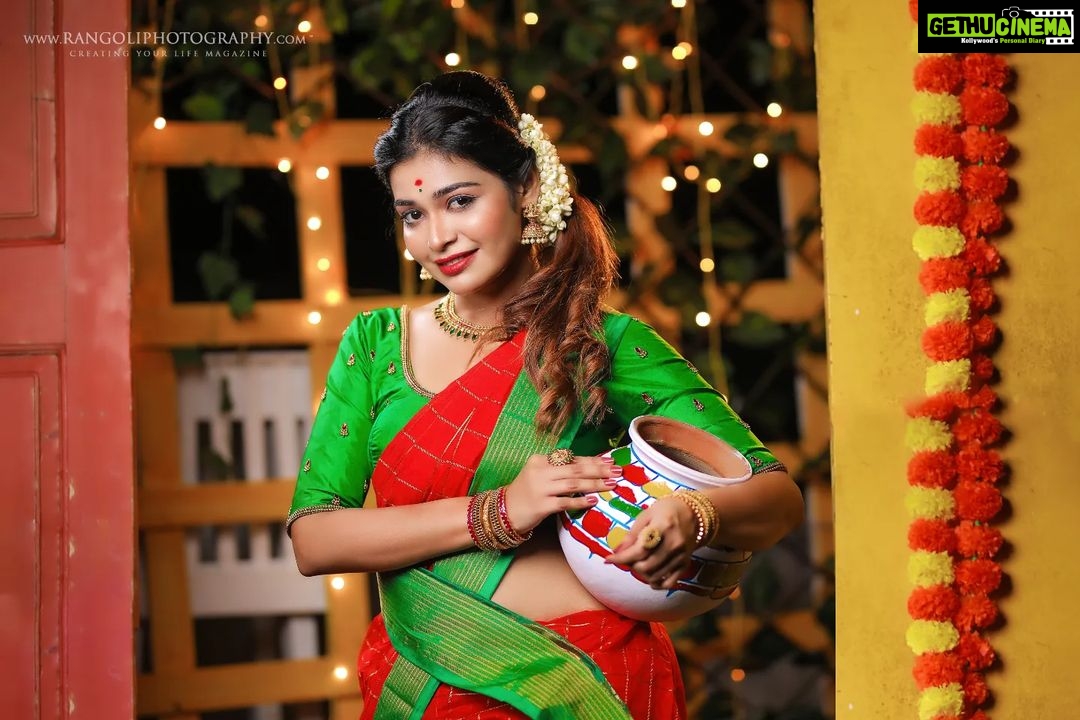 Dharsha Gupta Instagram - ❤💚அன்பு பொங்க, ஆசைகள் பொங்க, இன்பம் பொங்க, இனிமை பொங்க என்றும் உங்கள் வீட்டில் மகிழ்ச்சி பொங்க பொங்கலோ பொங்கல் வாழ்த்துகள்💚❤ Makeup- @jiyamakeupartistry Hairstylist- @marysbridalstudio Saree- @d_blossoms_saree Blouse- @nayaminvb Jewelry- @chennai_jazz Pic- @rangoli_photography