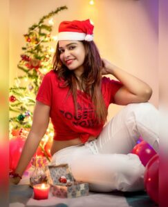 Dharsha Gupta Instagram - 🎄அன்பை மட்டுமே விதைத்து சென்ற இயேசு பிரான் பிறந்த தினம் இன்று. நாமும் அன்பை விதைப்போம். அன்பால் உலகை ஆள்வோம். அன்புடன் கிறிஸ்துமஸ் நல்வாழ்த்துக்கள்🎄 
Pic- @dhanush__photography