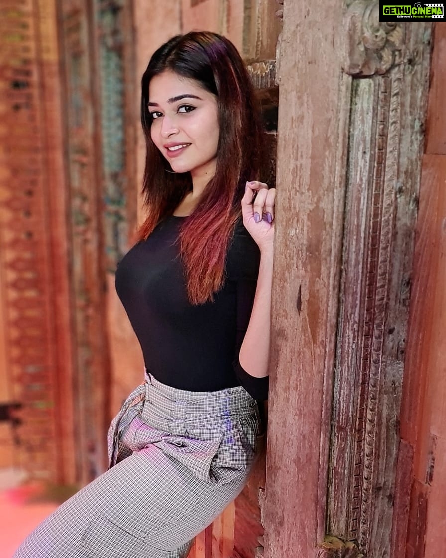 Dharsha Gupta Instagram - 🖤🤍அடுத்தவரோடு ஒப்பிட்டு உன்னை நீயே தாழ்த்திக்கொள்ளாதே உலகத்தில் பெஸ்ட் உனக்கு நீயே🤍🖤