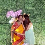 Dharsha Gupta Instagram – ❤உலகத்திலே தூய உறவு கொண்ட ஓர் உயிர் இருக்கும் என்றால், அது நம்மைப் பெற்ற தாய் தான்! 
இனிய பிறந்தநாள் வாழ்த்துக்கள் அம்மா! @geethamani188 ❤
Thanku @aaha_surprise for this lovely moment❤