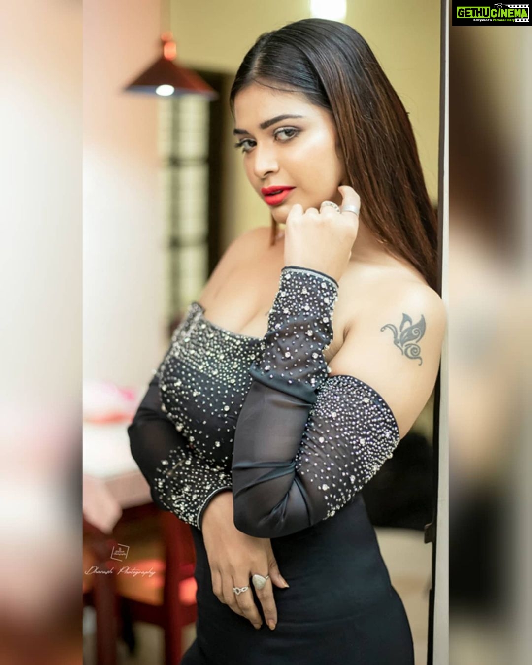 Dharsha Gupta Instagram - 🖤நீ நல்லவனாக இருந்தும் உலகமே உன்னை குறை சொன்னாலும் சோர்வடைந்து விடாதே கண்டுகொள்ளாமல் கடந்து செல் திரும்பிப் பார்த்தால் குறை சொன்னவர்கள் அதே இடத்தில்தான் இருப்பார்கள்🖤 Costume- @tweety_threads Makeup- @jiyamakeupartistry Hair- @keerthana_makeup_and_hair Pic- @dhanush__photography
