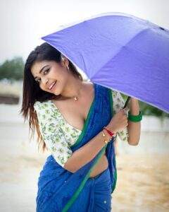 Dharsha Gupta Instagram - 💙🤍சிலுசிலுவென பொழிகின்றாய்! சிறு துளியாய் விழுகின்றாய்🤍💙

Makeup- @jiyamakeupartistry
Pic- @dhanush__photography
Costume- @ivalinmabia