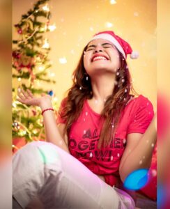 Dharsha Gupta Instagram - 🎄அன்பை மட்டுமே விதைத்து சென்ற இயேசு பிரான் பிறந்த தினம் இன்று. நாமும் அன்பை விதைப்போம். அன்பால் உலகை ஆள்வோம். அன்புடன் கிறிஸ்துமஸ் நல்வாழ்த்துக்கள்🎄 
Pic- @dhanush__photography