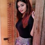 Dharsha Gupta Instagram – 🖤🤍அடுத்தவரோடு ஒப்பிட்டு
உன்னை நீயே தாழ்த்திக்கொள்ளாதே
உலகத்தில் பெஸ்ட் உனக்கு நீயே🤍🖤