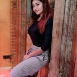 Dharsha Gupta Instagram – 🖤🤍அடுத்தவரோடு ஒப்பிட்டு
உன்னை நீயே தாழ்த்திக்கொள்ளாதே
உலகத்தில் பெஸ்ட் உனக்கு நீயே🤍🖤