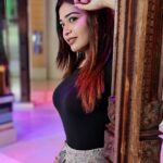 Dharsha Gupta Instagram – 🖤🤍அடுத்தவரோடு ஒப்பிட்டு
உன்னை நீயே தாழ்த்திக்கொள்ளாதே
உலகத்தில் பெஸ்ட் உனக்கு நீயே🤍🖤