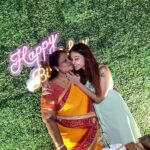 Dharsha Gupta Instagram – ❤உலகத்திலே தூய உறவு கொண்ட ஓர் உயிர் இருக்கும் என்றால், அது நம்மைப் பெற்ற தாய் தான்! 
இனிய பிறந்தநாள் வாழ்த்துக்கள் அம்மா! @geethamani188 ❤
Thanku @aaha_surprise for this lovely moment❤