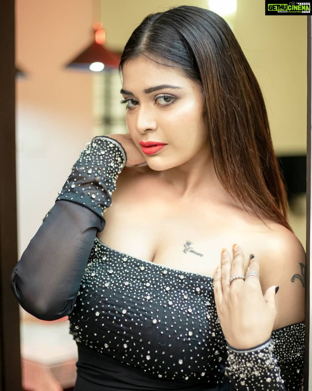 Dharsha Gupta Instagram - 🖤நீ நல்லவனாக இருந்தும் உலகமே உன்னை குறை சொன்னாலும் சோர்வடைந்து விடாதே கண்டுகொள்ளாமல் கடந்து செல் திரும்பிப் பார்த்தால் குறை சொன்னவர்கள் அதே இடத்தில்தான் இருப்பார்கள்🖤 Costume- @tweety_threads Makeup- @jiyamakeupartistry Hair- @keerthana_makeup_and_hair Pic- @dhanush__photography