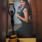 Dharsha Gupta Instagram - 🖤My first award for my first movie *Rudhrathandavam*, "Best Debutant Actress of the year- tamil" Thanku @fab_by_faiza ❤ & @thenmalar_collectionz for this beautiful frame❤. Thanku u all for ur love & support. Love u❤ Ummmmmmmmmahhh🥰🥰 Costume- @tweety_threads Makeup- @jiyamakeupartistry Hair- @keerthana_makeup_and_hair Pic- @sathish_photography49 Hilton Chennai