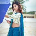 Dharsha Gupta Instagram - 💙🤍சிலுசிலுவென பொழிகின்றாய்! சிறு துளியாய் விழுகின்றாய்🤍💙 Makeup- @jiyamakeupartistry Pic- @dhanush__photography Costume- @ivalinmabia