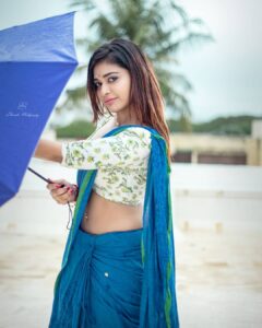 Dharsha Gupta Instagram - 💙🤍சிலுசிலுவென பொழிகின்றாய்! சிறு துளியாய் விழுகின்றாய்🤍💙

Makeup- @jiyamakeupartistry
Pic- @dhanush__photography
Costume- @ivalinmabia