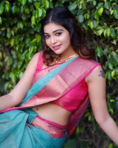 Dharsha Gupta Instagram - 💗💙The love you send into the world, you will find, is the love that returns to you💙💗 💙💗Happy Sunday💙💗 Hairstyle- @tint_pro_artistry @rooba_hairstylist Saree - @thepallushop Blouse- @thugil_designs Jewelry- @chennai_jazz Pic- @shutterbugstudios_