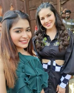 Dharsha Gupta Instagram - ❤Such a sweet, kind hearted pretty doll, happy working with @sunnyleone mam & @actorsathish . Our next movie is on board #omg #ohmyghost at @whitehorse_offl production. Happy being with this team❤
@sunnyleone @actorsathish
@whitehorse_offl @yogibabu.official_ @rameshthilak @arjunan_actor @thangadurai_actor @yuvan_prabhu @deepakdmenon @rameshbaarathi @1gpmuthu @donechannel1 @whitehorse_offl  @sasikumar.11