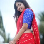 Dharsha Gupta Instagram – ❤💙மற்றவர்களுக்கு
தீமை விளைவிக்கும் போது நினைவில்கொள் உனக்கான நாளைய துன்பத்தை நீயே விதைத்து கொண்டிருக்கிறாய்💙❤
Saree- @arfaa__collections