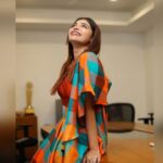 Dharsha Gupta Instagram – ❤💙🧡வெற்றிக்கான பாதை எவ்வளவு கடினமானதாக இருந்தாலும், எனது இலக்கை அடையும் வரை நான் தொடர்ந்து நடந்து கொண்டிருப்பேன்🧡💙❤
Costume- @dorothyjai @the_udai_vandi