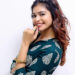 Dharsha Gupta Instagram – 💚🤍ஒரு துளிஅன்பு பல வஞ்சகத்தை வெல்லும்🤍💚
Hairstylist- @abirami.bl
Pic- @this_is_ranjit_