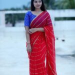 Dharsha Gupta Instagram – ❤💙மற்றவர்களுக்கு
தீமை விளைவிக்கும் போது நினைவில்கொள் உனக்கான நாளைய துன்பத்தை நீயே விதைத்து கொண்டிருக்கிறாய்💙❤
Saree- @arfaa__collections