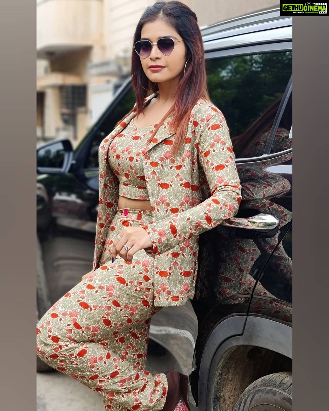 Dharsha Gupta Instagram - 🔥ஆயிரம் பேரைக் கூட எதிர்த்து நில் ஆனால் எப்போதும் ஒருவரைக்கூட எதிர்பார்க்காதே🔥 #rudrathandavam #pressmeet Costume- @fab_by_faiza
