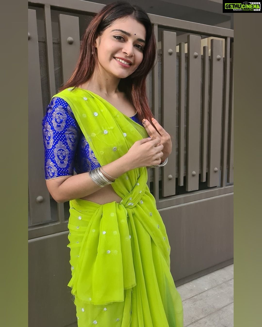 Dharsha Gupta Instagram - 💚💙முட்களையும் ரசிக்க கற்றுக்கொள் வலிகளும் பழகிப்போகும்💚💙 Saree- @manthreecollections