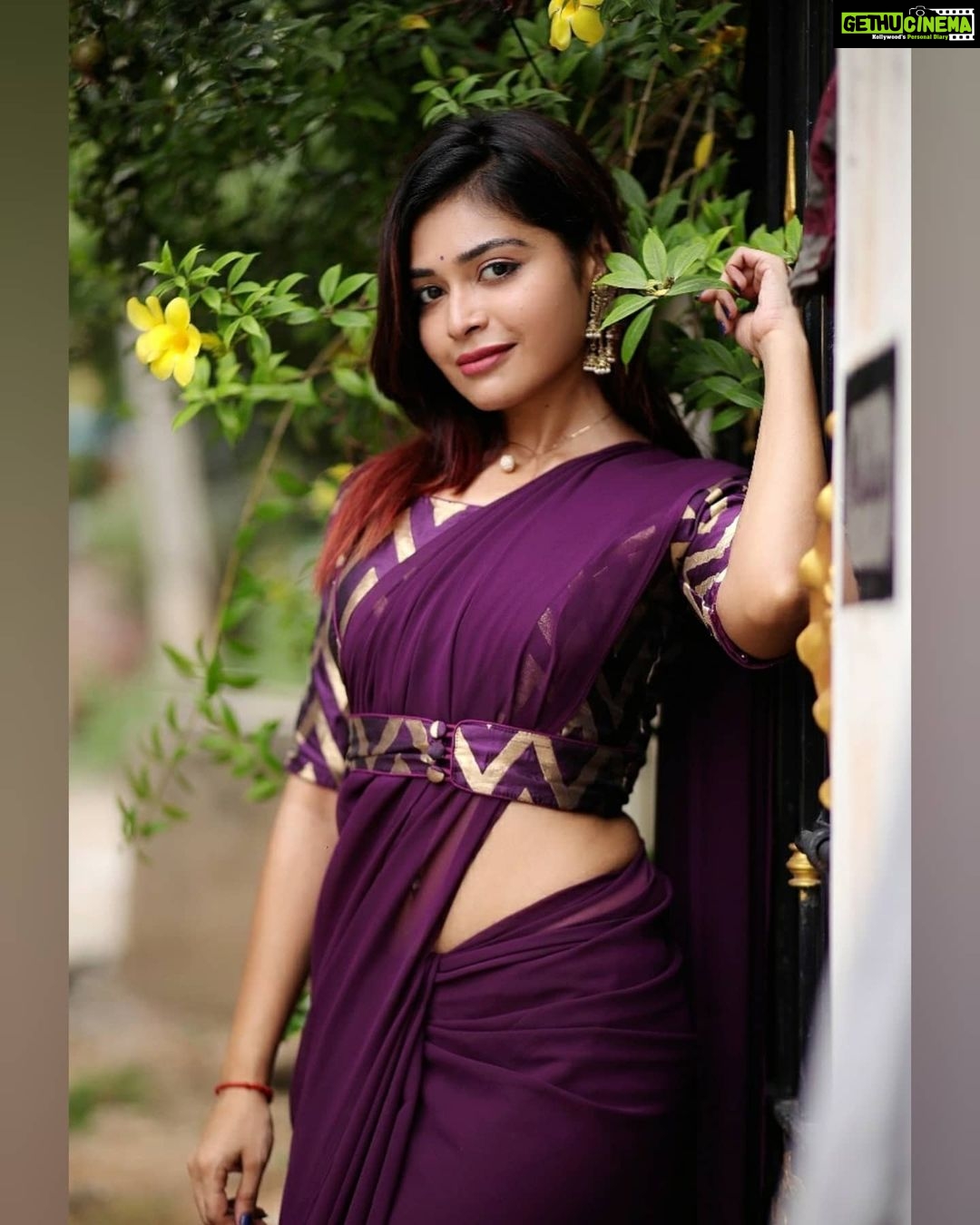 Dharsha Gupta Instagram - 🌼💜கஷ்டங்கள் தான் வாழ்க்கையில் அடுத்தடுத்த யோசனைகளை கொடுக்கும்.. கஷ்டங்கள் இல்லையென்றால் முன்னேற வேண்டுமென்ற எண்ணமே நமக்கு வராது💜🌼 Saree & blouse- @_niha_classiccorner_cc Pic- @kavinjeyaraj