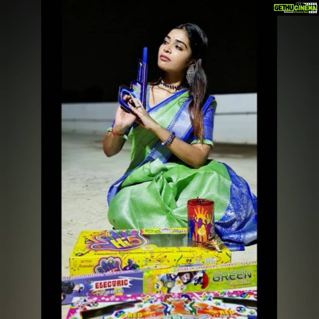 Dharsha Gupta Instagram - Diwali vera varudhu. Diwali na vey pattasu tha 💥Sivakasi crackers at your doorstep. 💥All over TN shipping available 💥Watsapp- 8489946038 💥Follow & dm - @fireworksshopping.in 💥Website- fireworksshopping.in/ 💥Address- katha nadar street near nadar lodge sivakasi, Sivakasi💥 Crackers- @fireworksshopping.in