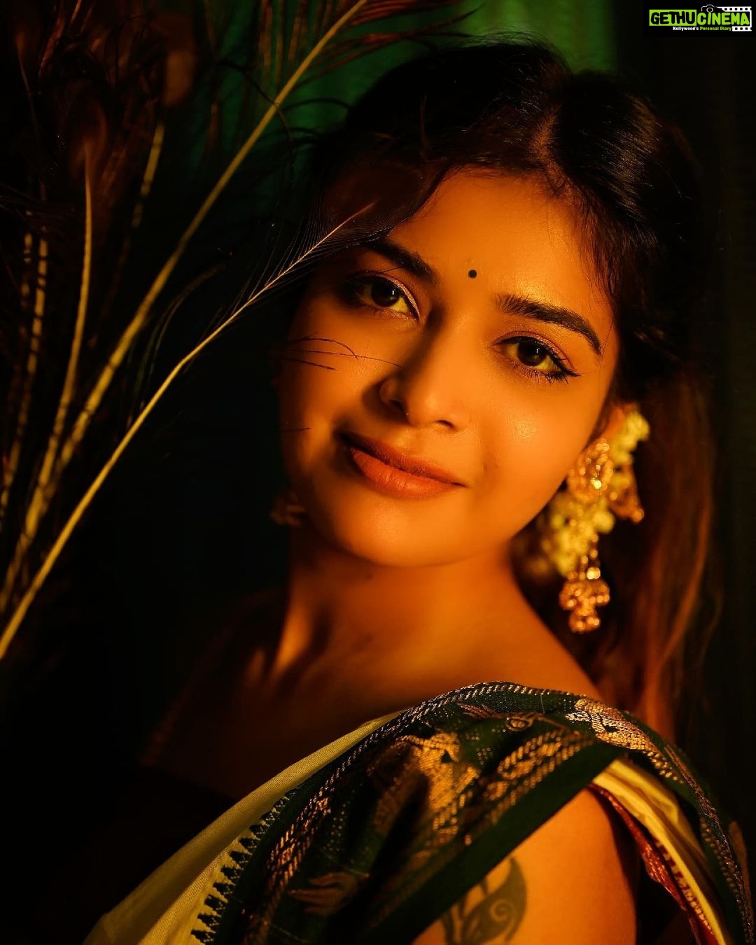 Dharsha Gupta Instagram - 🪔அழகிய காட்சியை தேடாதீர்கள் காணும் காட்சியை அழகாக்குங்கள் வாழ்க்கை அழகாகும்🪔 Jewelry- @adams_fashionjewellery Hairstyle- @abirami.bl Costume- @dithyasfarago Pic- @arvindkannanphotography