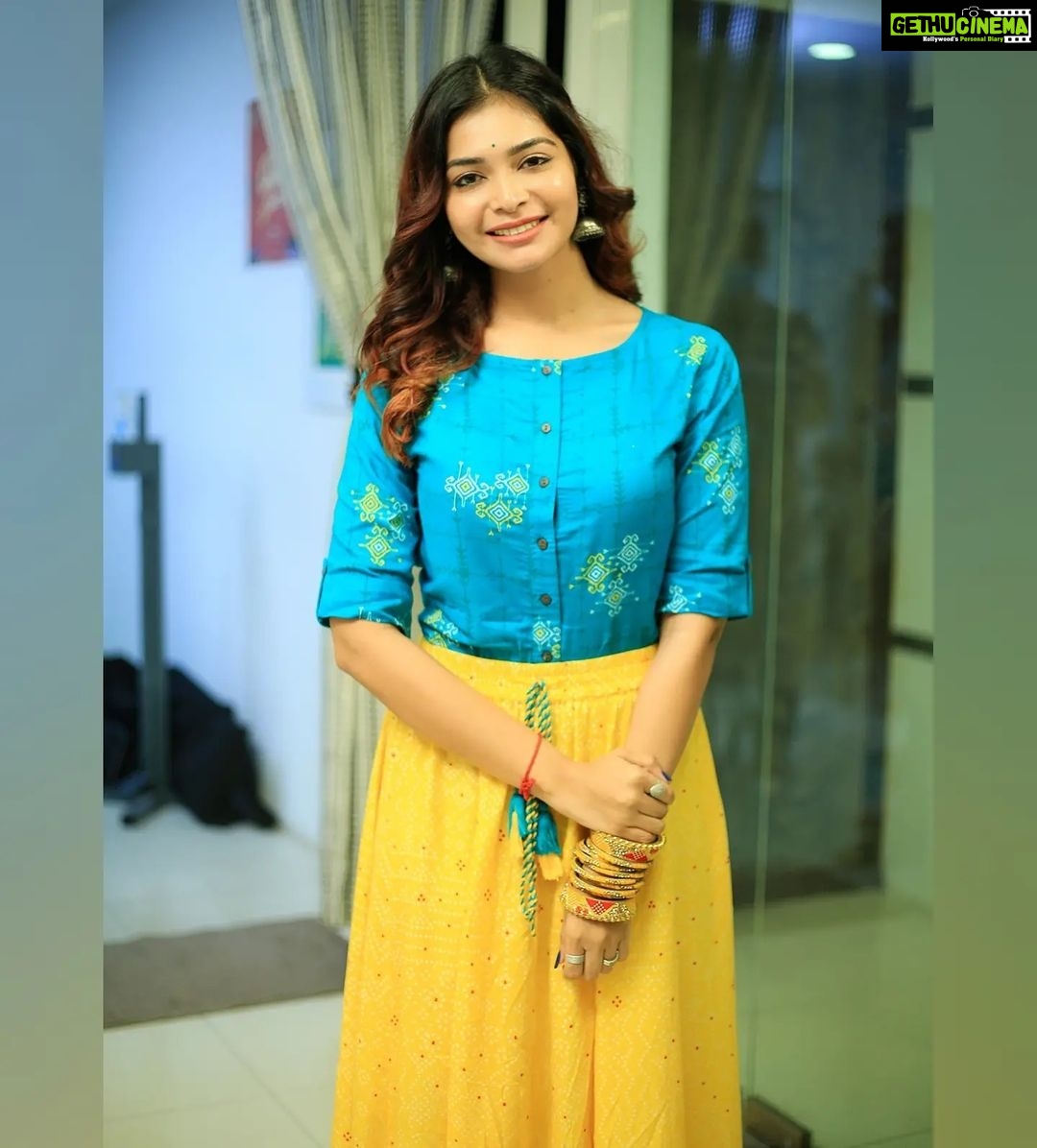 Dharsha Gupta Instagram - 💛💙உங்கள் சொந்த முன்னேற்றத்தில் இவ்வளவு நேரம் ஒதுக்குங்கள், வேறு எந்த தீமைக்கும் நேரமில்லை💛💙 Hairstylist- @abirami.bl