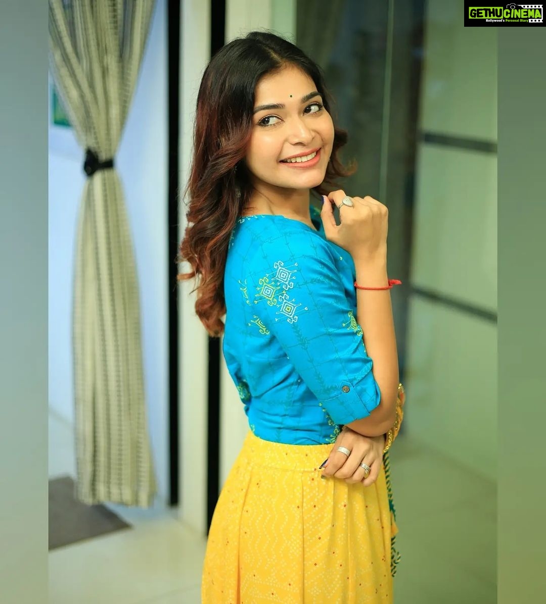 Dharsha Gupta Instagram - 💛💙உங்கள் சொந்த முன்னேற்றத்தில் இவ்வளவு நேரம் ஒதுக்குங்கள், வேறு எந்த தீமைக்கும் நேரமில்லை💛💙 Hairstylist- @abirami.bl