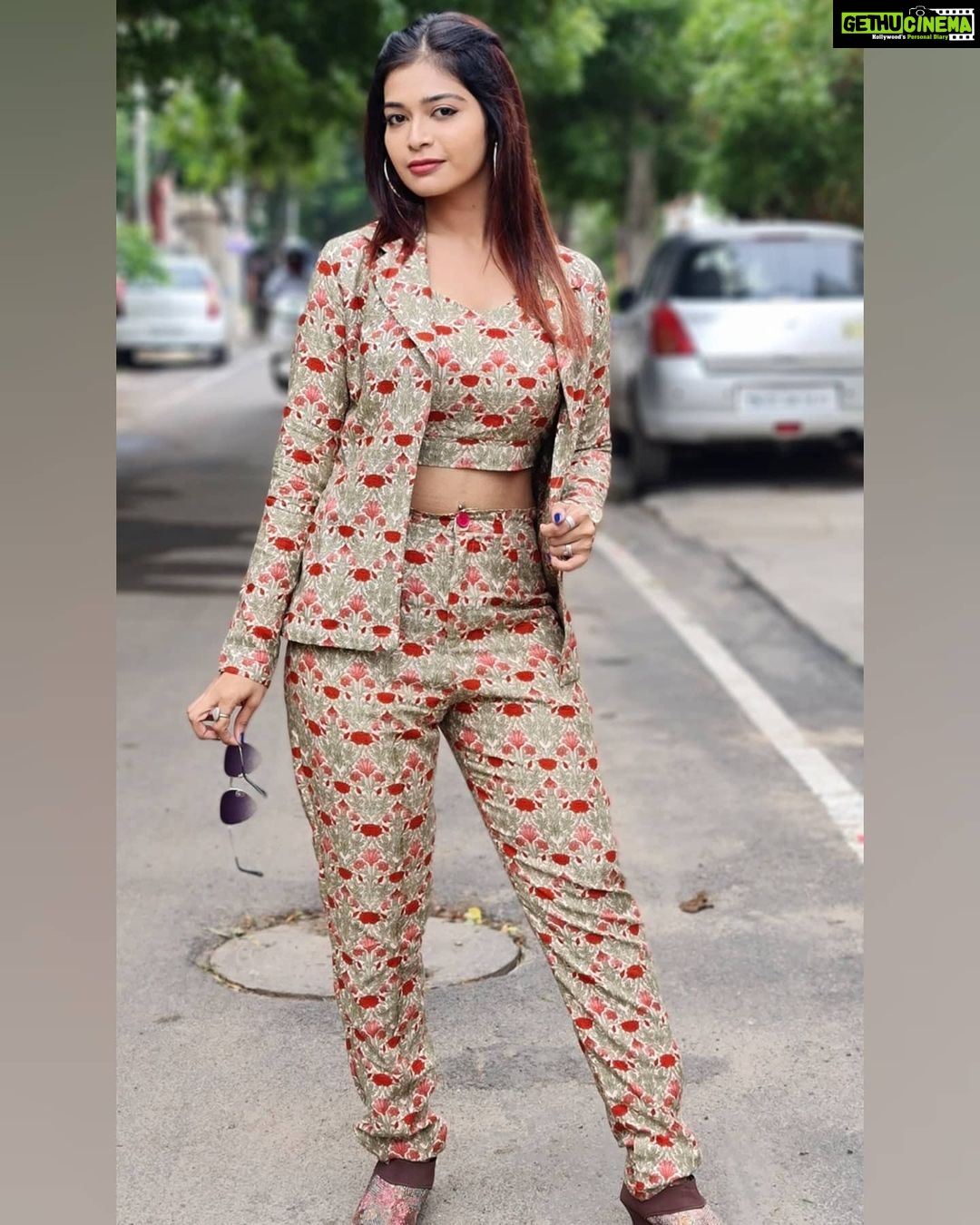 Dharsha Gupta Instagram - 🔥ஆயிரம் பேரைக் கூட எதிர்த்து நில் ஆனால் எப்போதும் ஒருவரைக்கூட எதிர்பார்க்காதே🔥 #rudrathandavam #pressmeet Costume- @fab_by_faiza