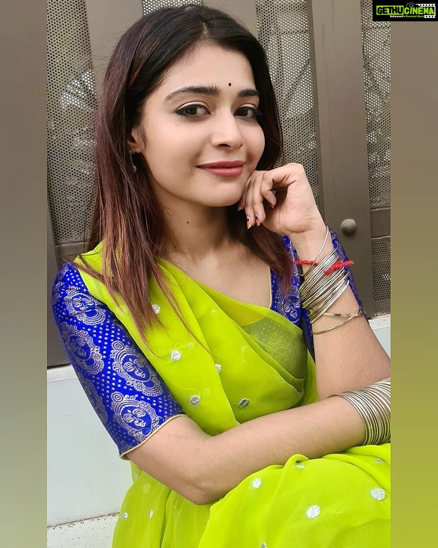 Dharsha Gupta Instagram - 💚💙முட்களையும் ரசிக்க கற்றுக்கொள் வலிகளும் பழகிப்போகும்💚💙 Saree- @manthreecollections